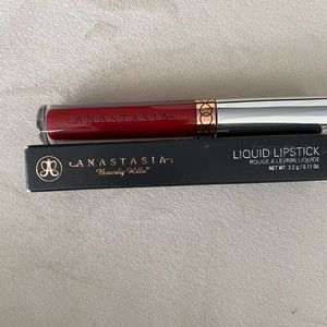 a full-pigment liquid lip color formula dries down to a weightless matte finish